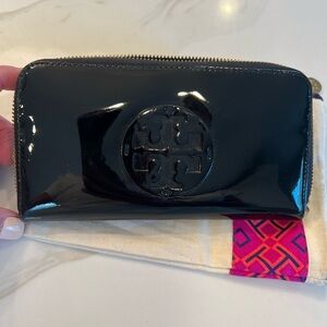 SOLD🚫Tory Burch Leather Zipper Wallet. Great condition